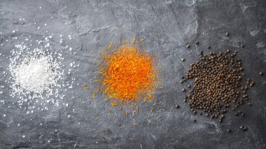 Lekeler tuz, safran, gri bir taş üzerine biber