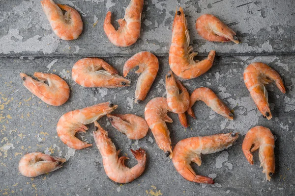 Shrimps in the shell on a metal background — Stock Photo, Image