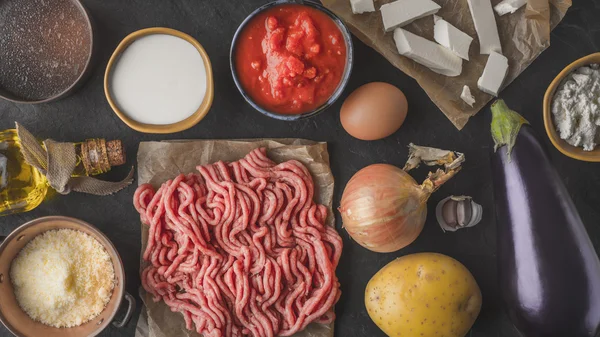 Ingrediënten voor moussaka op de stenen tafelblad bekijken — Stockfoto