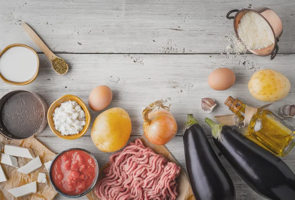 Ingrediënten voor moussaka op de witte houten tafelblad bekijken — Stockfoto