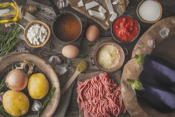 Ingredientes para moussaka na vista superior da mesa de madeira — Fotografia de Stock