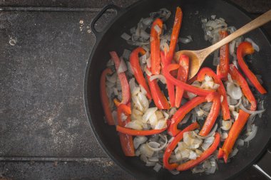 Dolmalık biber ve soğan pan en iyi kızartma görüntüleyin
