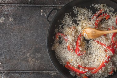 Pirinç soğan ve pan üst bölümünde dolmalık biber ile