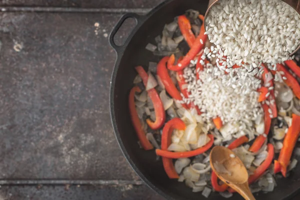 Añadir arroz en la sartén con vista superior de verduras asadas — Foto de Stock