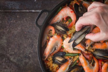 Paella üstten görünüm pişirme Pan midye ekleme
