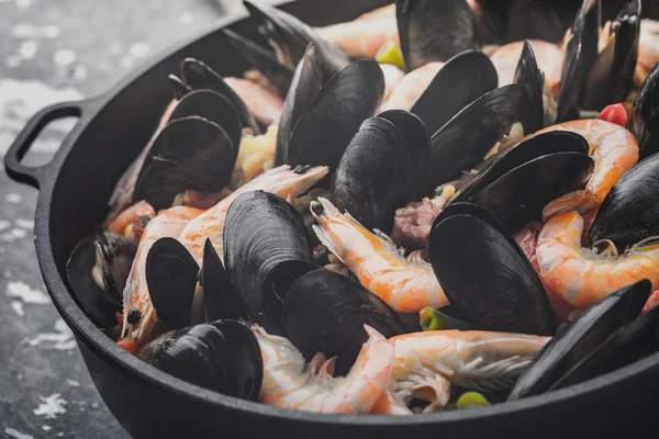 Paella in the pan on the metal background horizontal — Stock Photo, Image