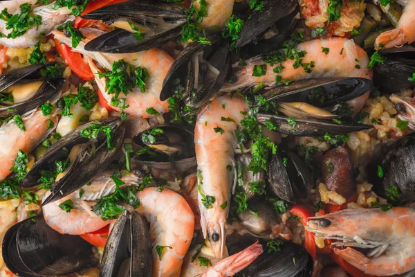 Paella com frutos do mar e verdes fundo close-up — Fotografia de Stock