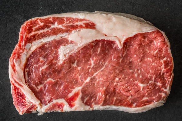 Skvělé Ribeye steak na černé břidlice — Stock fotografie