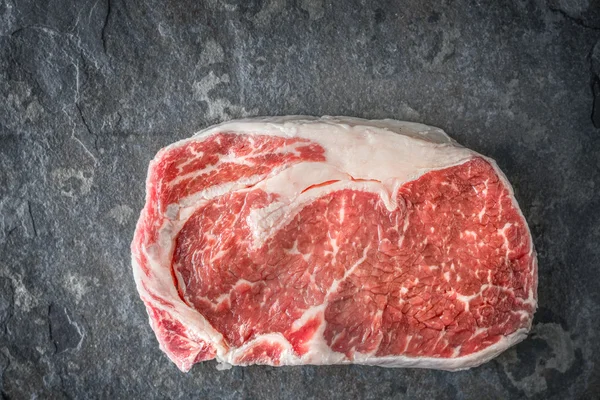 Tolles Ribeye Steak auf graublauer Schiefertafel — Stockfoto