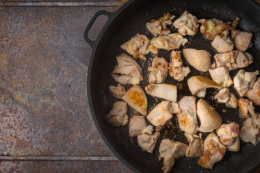 Tavada üst görünümünde kızarmış tavuk