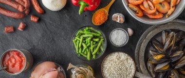 Koyu taş masa geniş ekranda paella için Malzemeler 