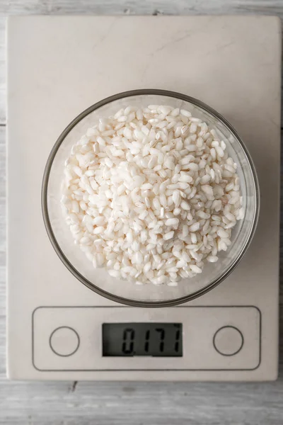 Ris i glasskål på skalan vertikal — Stockfoto