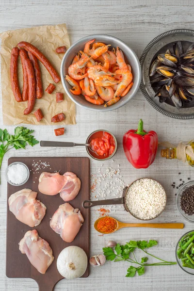 Ingredientes para paella en la mesa blanca vertical — Foto de Stock