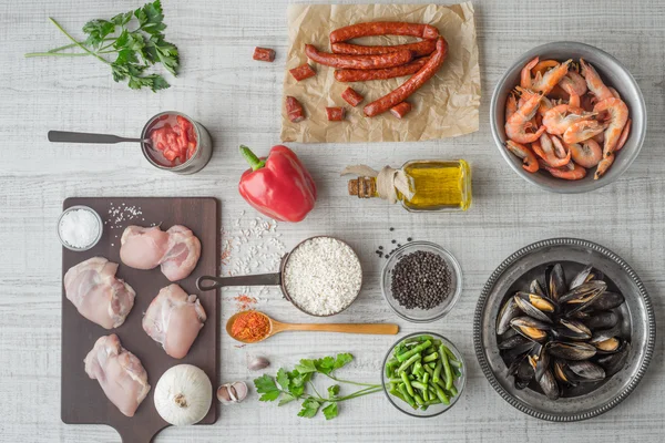 Ingrediënten voor paella op de witte tafel horizontaal — Stockfoto