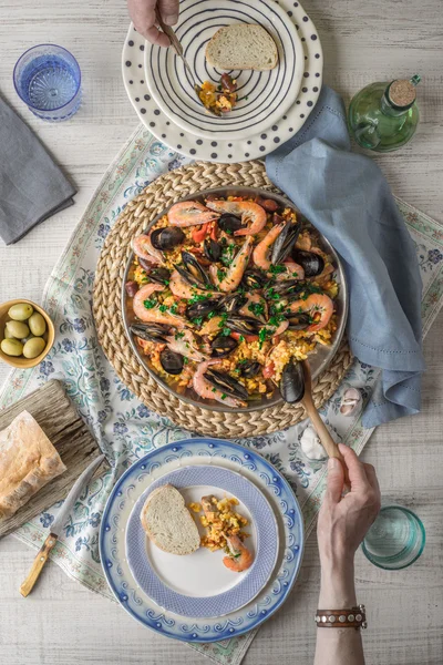 Comer paella en la mesa con hermosa servilleta vista superior — Foto de Stock