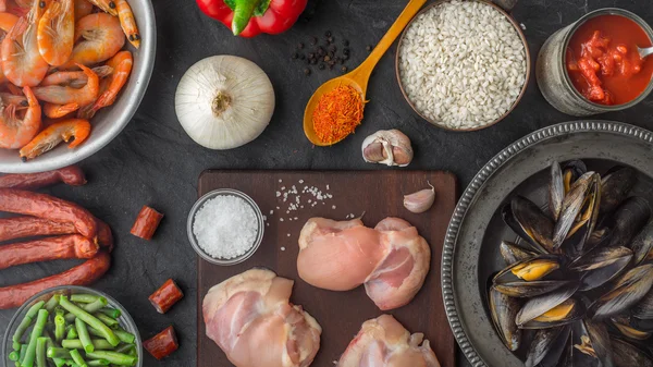 Ingredients for paella on the dark stone table top view — Stock Photo, Image