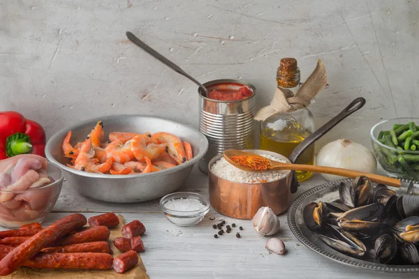 Ingrediënten voor paella op de witte bekraste tafel horizontaal — Stockfoto