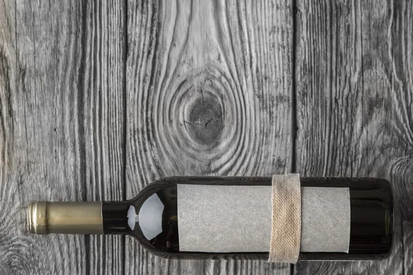 Fles wijn op de houten tafelblad-weergave — Stockfoto