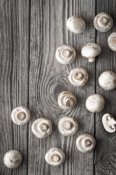 Champignon auf dem alten Holztisch senkrecht — Stockfoto