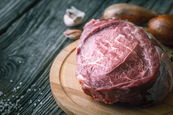 Carne cruda angus con condimento en la mesa de madera horizontal — Foto de Stock