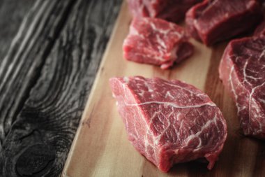 Ham angus sığır eti dilimleri yatay ahşap tahta üzerinde