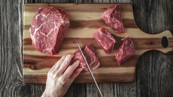 Schneiden von Angusrindfleisch auf der hölzernen Tischplatte — Stockfoto