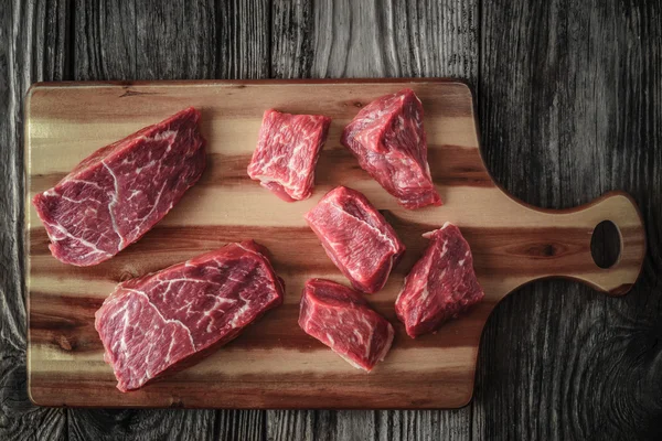 Raw angus beef slices on the wooden board top view — Stock Photo, Image