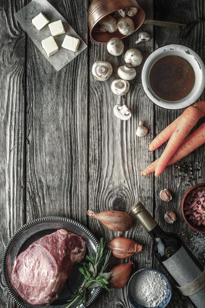 Ingrediënten voor Boeuf Bourguignon op het oude houten tafel verticale — Stockfoto