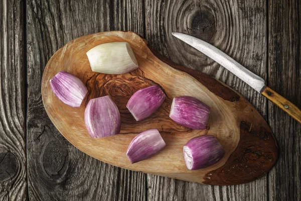 Shallot on the wooden board with knife top view — Stock Photo, Image