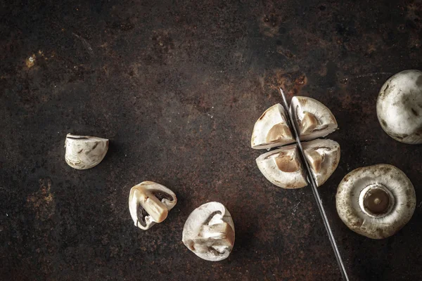 Snijden paddestoelen op de oude metalen achtergrond — Stockfoto