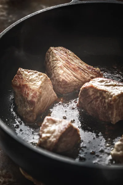 Fried angus beef in the hot pan vertical — Stock Photo, Image