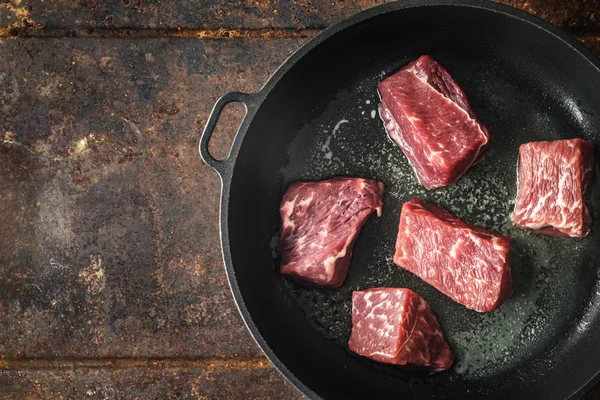 Raw angus  beef in the hot pan  top view — Stock Photo, Image