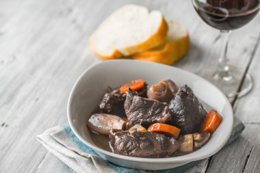 Ahşap kurullarında beyaz seramik plaka ederim