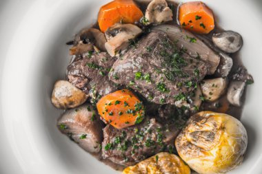 Izgara patates ile bir seramik tabak içinde ederim