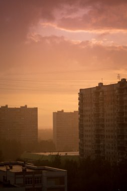 Akşam şehir görünümü dikey