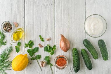 Beyaz ahşap masa yatay üzerinde cacık için malzemeler