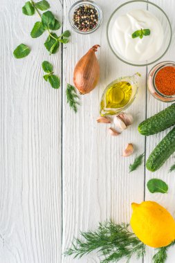 Dikey beyaz tabloda cacık için malzemeler