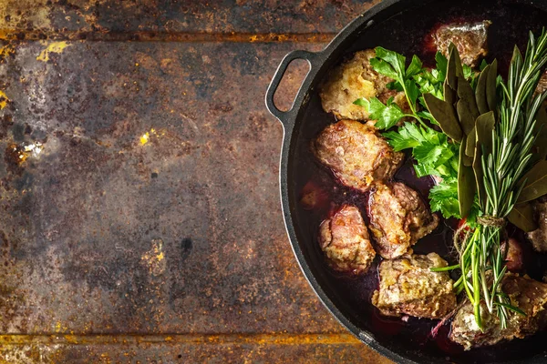 Boeuf Bourguignon met kruiden in de pan op het bovenaanzicht van de metalen achtergrond — Stockfoto