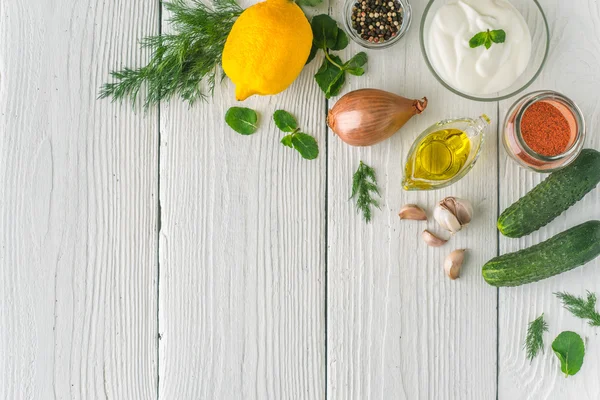 Ingredientes para tzatziki en la vista superior de la mesa blanca — Foto de Stock