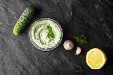 Malzemeler ile siyah taş tabloda cacık ana sayfa görünümü