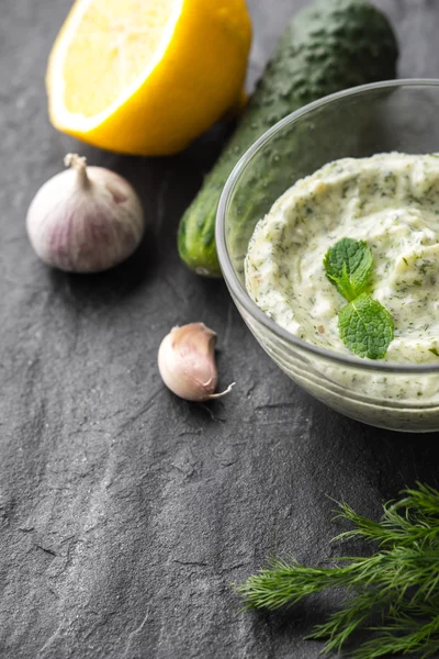 Malzemeler dikey ile siyah taş tabloda cacık