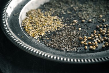 Gyros baharat kişniş, kekik, kekik, kimyon teneke tabakta