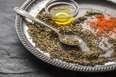 Baharat, pul biber, kaşık, petrol, teneke üzerinde siyah mazisi