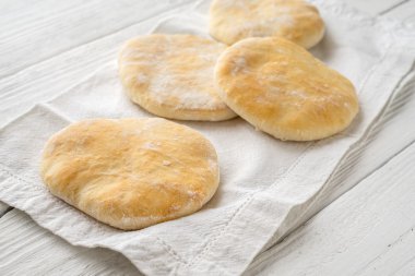 Pide, peçete çapraz Beyaz ahşap kurullarında