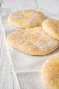 Masanın kenarındaki peçeteye pide