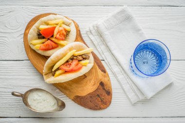 Patates, et, pide ve domates sos tekne ile döner