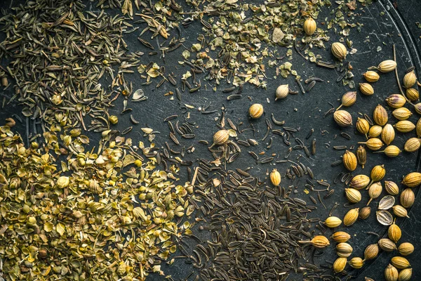 Gyros kruiden koriander, oregano, tijm, komijn op een metalen plaat — Stockfoto