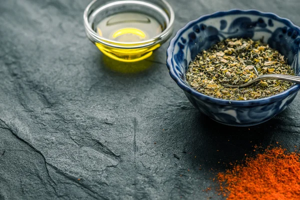 Mengsel van specerijen, Spaanse peper, olijfolie zwarte leisteen van rechts — Stockfoto