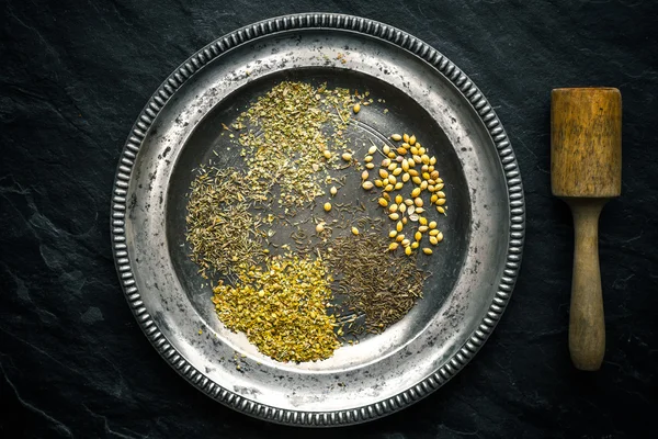 Set med gyros kryddor på en plåt och stöt — Stockfoto
