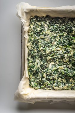 Ham Yunan pasta Spanakopita dikey